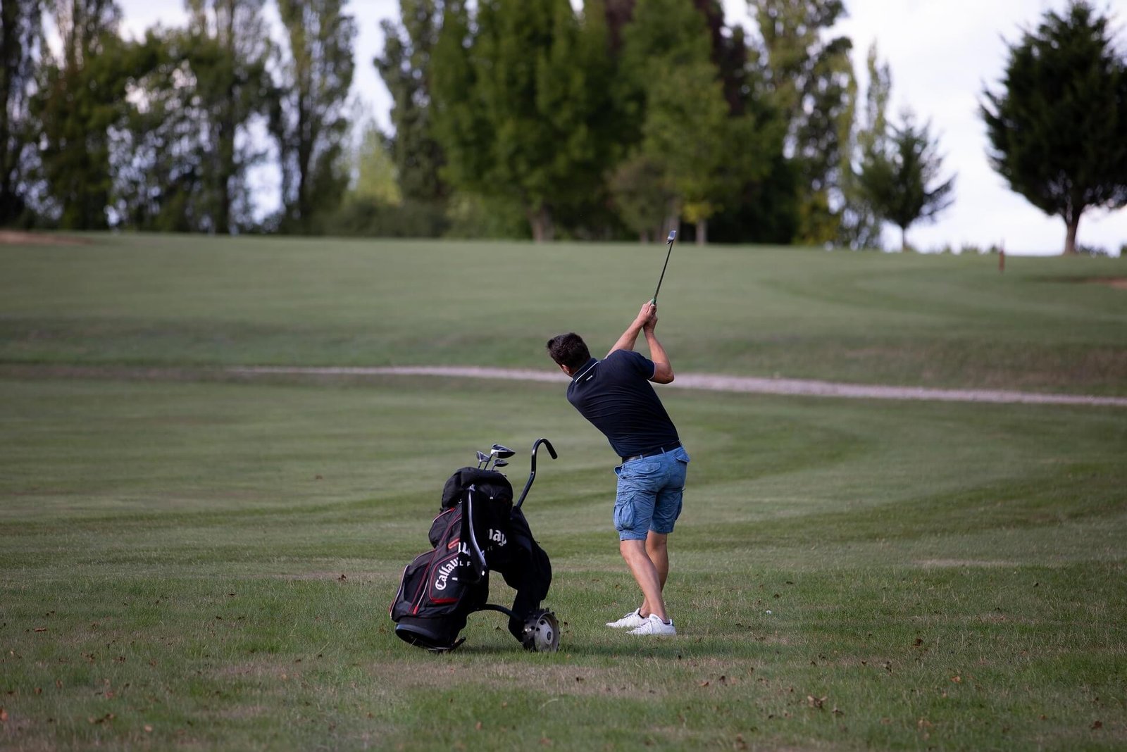 Why do beginners need proper golf equipment?